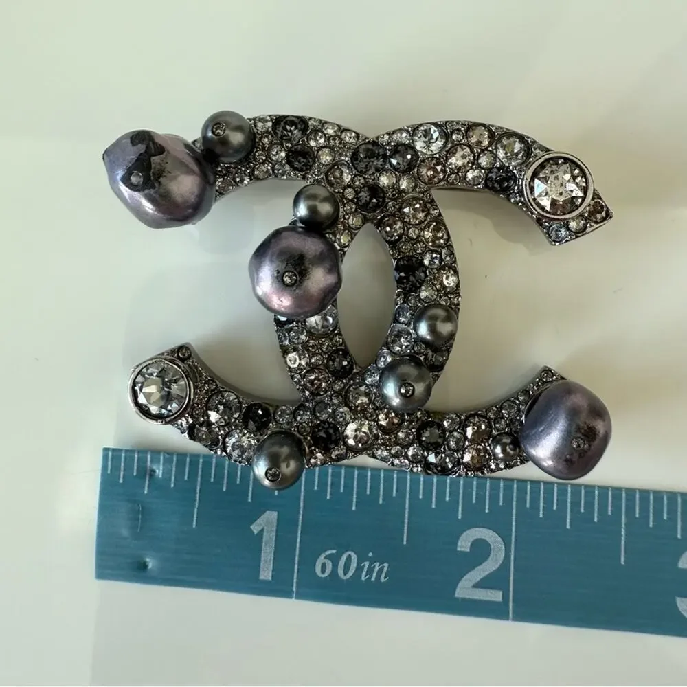 CHANEL women brooch with natural pearls Authentic
